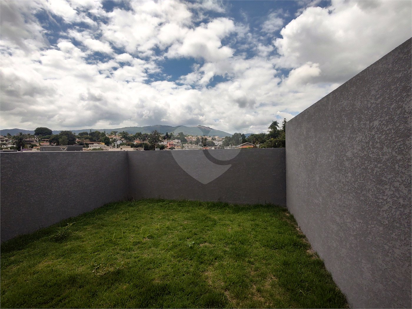 Casa térrea em Atibaia com 3 suítes, sala 2 ambientes, 2 vagas garagem, excelente localização, pronta para morar