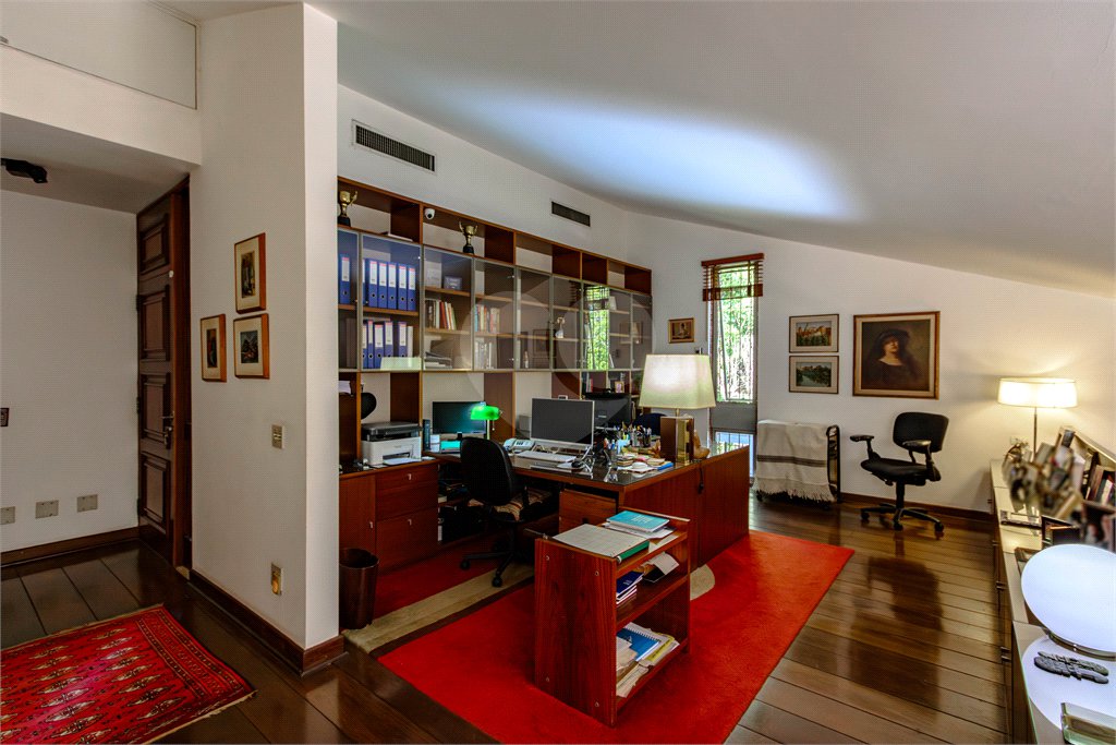 Casa à venda com 4 quartos, sendo 1 suíte,  em Jardim Leonor, São Paulo, SP