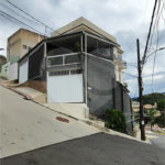 Casa à venda com 5 quartos, sendo 3 suítes, no condomínio Village Texeira Campos, Rio de Janeiro - RJ