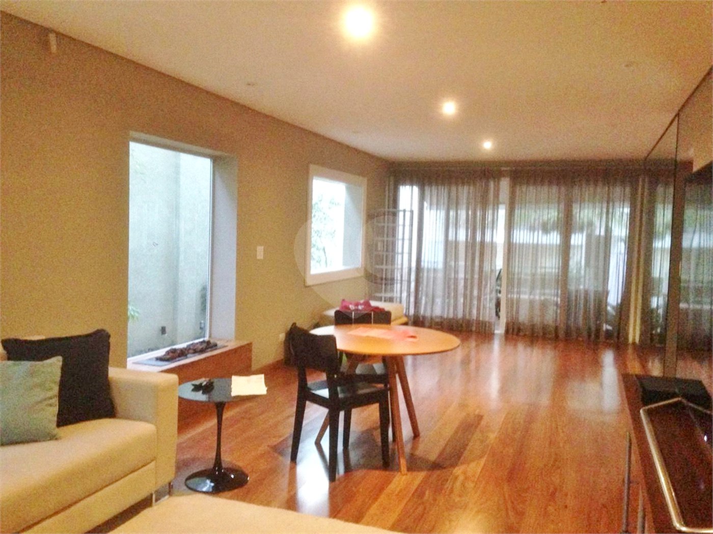 Sobrado à venda com 4 quartos, sendo 1 suíte, em Jardim Novo Mundo, São Paulo, SP