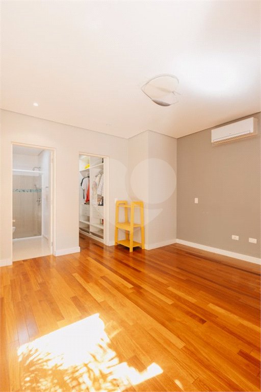 Casa à venda com 5 quartos, sendo 4 suítes, no condomínio Figueira Garden, Atibaia - SP