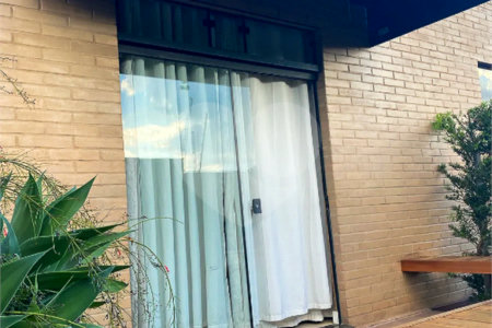 Casa Térrea com Acabamento em Tijolo Aparente e Quintal Amplo - Próximo ao Shopping Iguatemi