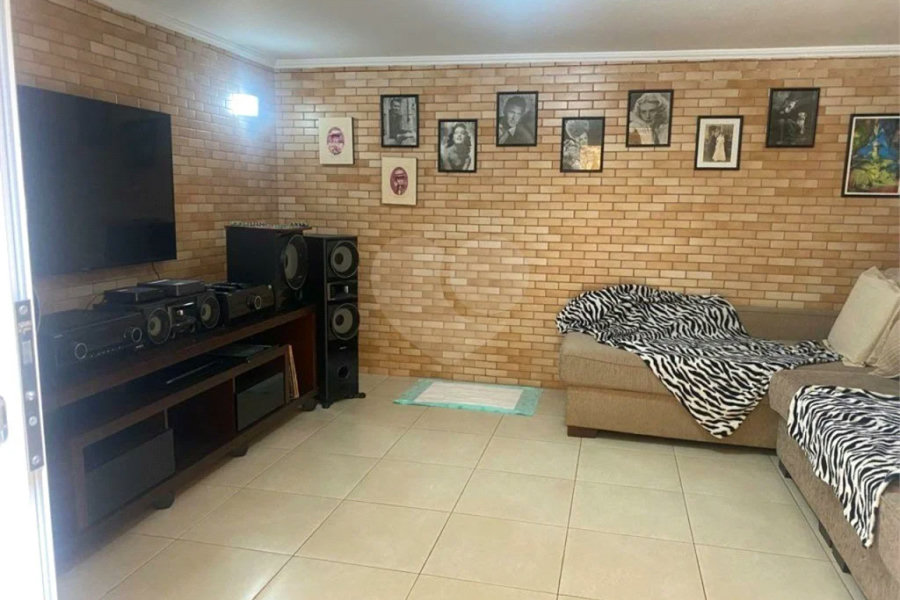 Sobrado à venda com 150 metros de área util e possui 3 dormitórios, sendo 1 suíte.