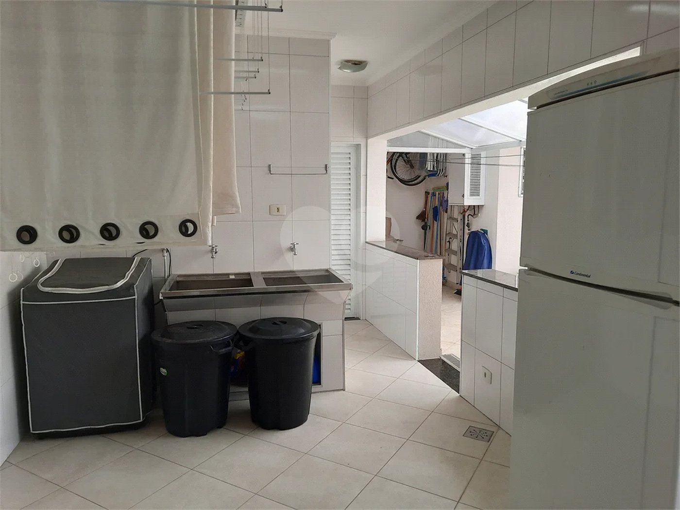 casa térrea na Vila Romana, 07 vagas de garagem, 4 quartos,, sendo 1 suíte amplo quintal.