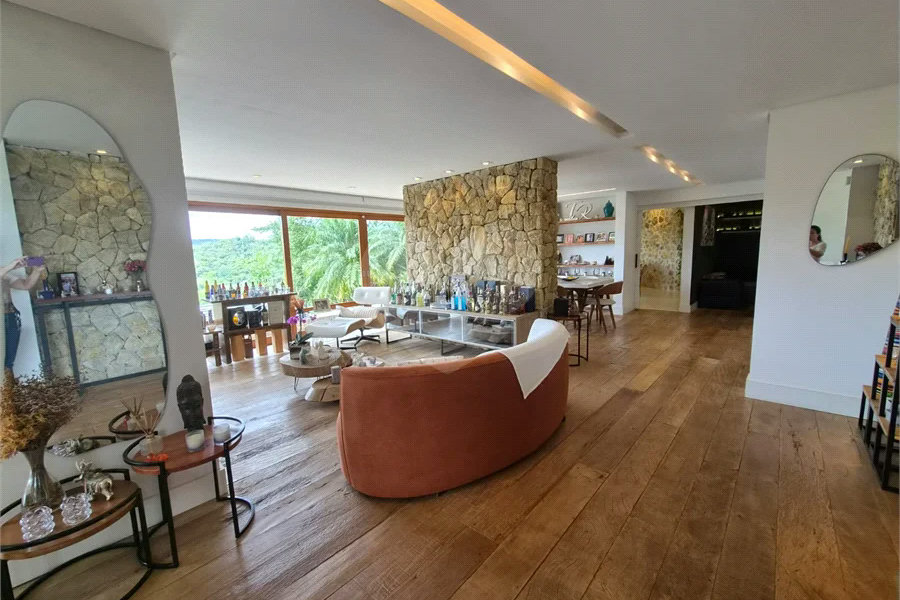 Casa em Condomínio de Alto Padrão no Suíça da Cantareira.