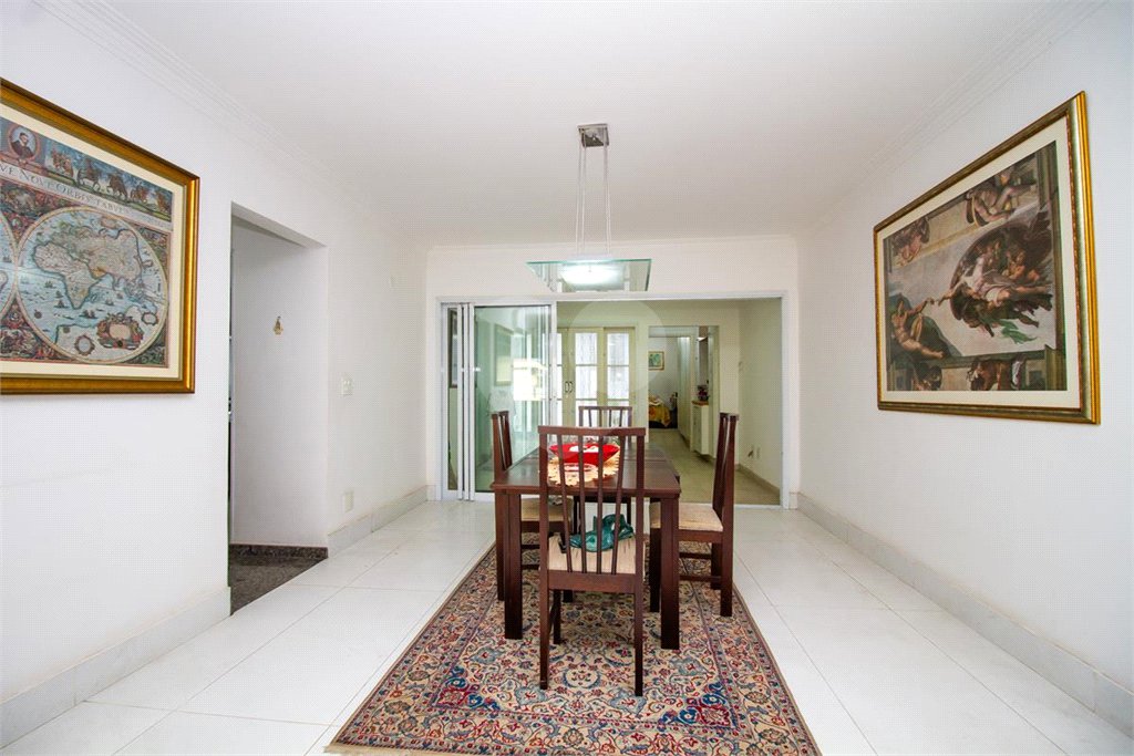 Casa Sobrado à venda com 342 m², 3 dormitórios, sendo 2 suítes, 4 vagas na Vila Mariana - São Paulo.