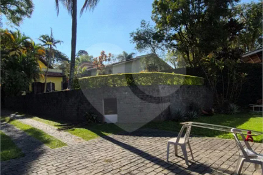 Casa com Piscina, Sauna e Edícula em Rua Arborizada no Tremembé