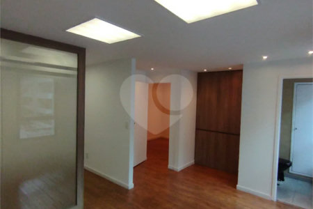 Sala comercial na Oscar Freire à venda Sala coml à venda na Oscar Freire OPORTUNIDADE Sala coml esquina. Rebouças
