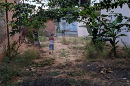 Terreno plano de 150,00 m² de área .