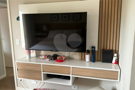 Apartamento de 130 m² com três dormitórios, sendo uma suíte, com armários embutidos, dependências de empregado e lavabo