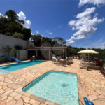 Chácara com excelente infraestrutura, contendo casa com 8 dormitórios, 900 m² de área construída, área total de 3000m², piscina adulto e infantil, churrasqueira, quadra gramada de futebol - Rio Acima - Atibaia/SP 900 m² Área construída 3.000 m² Área do terreno