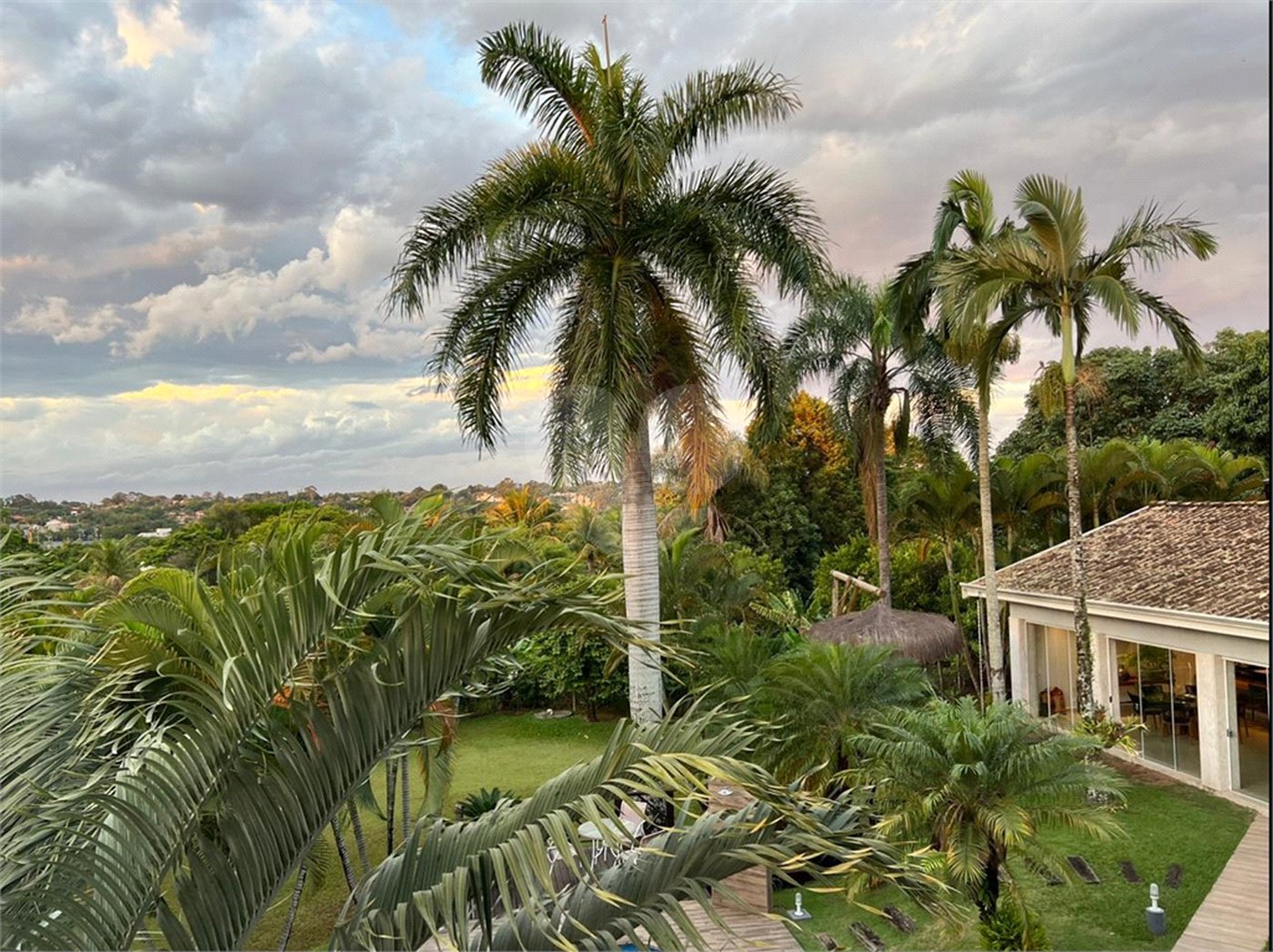 Chácara no Condomínio Vale das Laranjeiras em Indaiatuba SP - Venda - R$ 3,600.000,00 - Locaçao - R$ 30.000,00 mais encargos - Linda, espaçosa, aconchegante, acabamento de alto padrão em rua tranquila e arborizada, em um dos Condomínios mais valorizados de Indaiatuba. Com fácil acesso as principa
