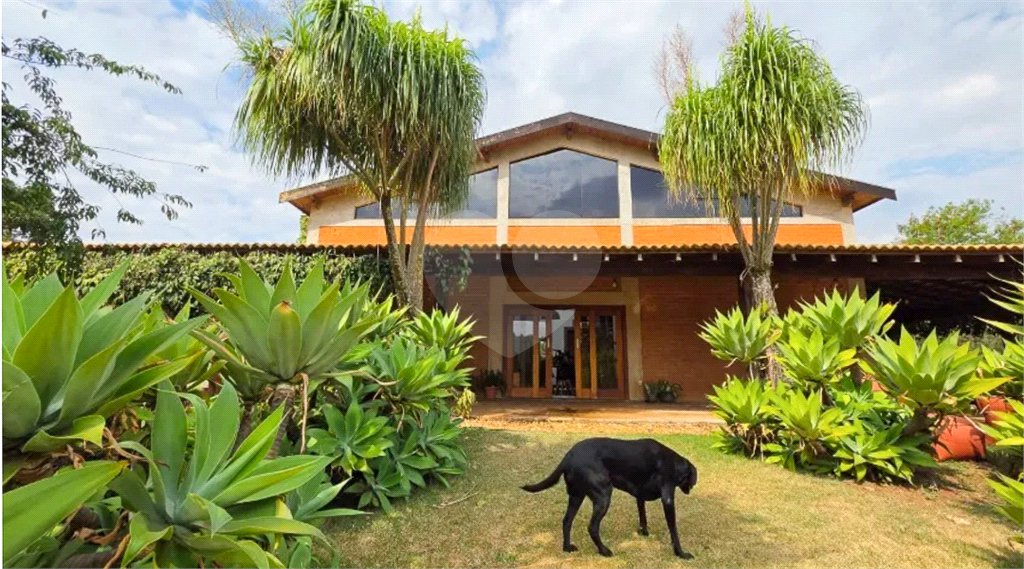 Refúgio de Alto Padrão em Condomínio Fechado: Natureza, Charme e 5.500m² de Terreno
