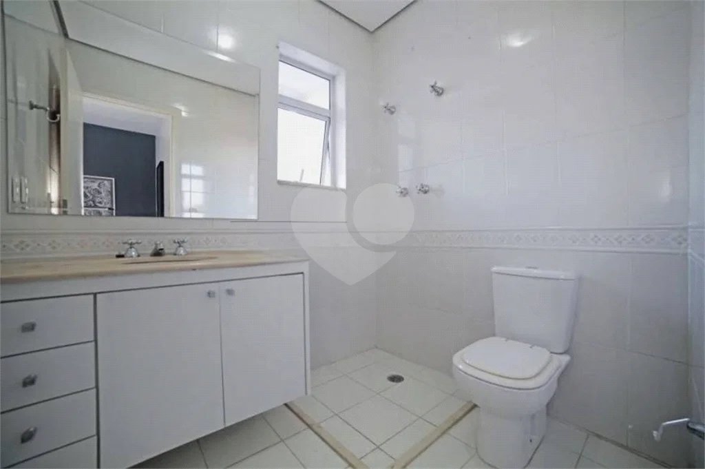 Casa à venda ou para alugar com 5 quartos, sendo 3 suítes, no condomínio Villa Florida, São Paulo - SP