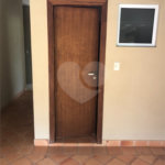 Casa no condomínio Damha I.