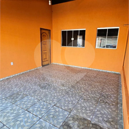 Excelente Casa Residencial no São Carlos 5 com 3 Quartos (1 Suíte) e Garagem Coberta para 2 Carros