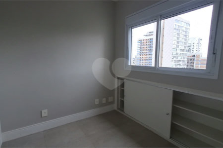 Apartamento com 2 vagas no Campo Belo