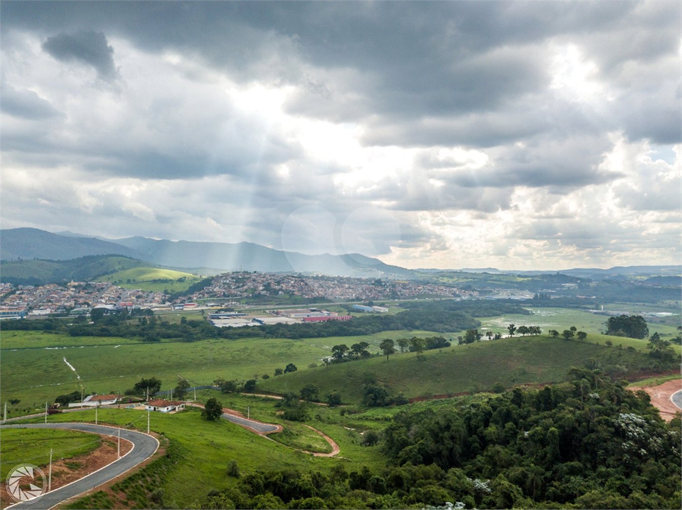 Terrenos a partir 300 metros em condomínio fechado e pronto para construir, aceita financiamento