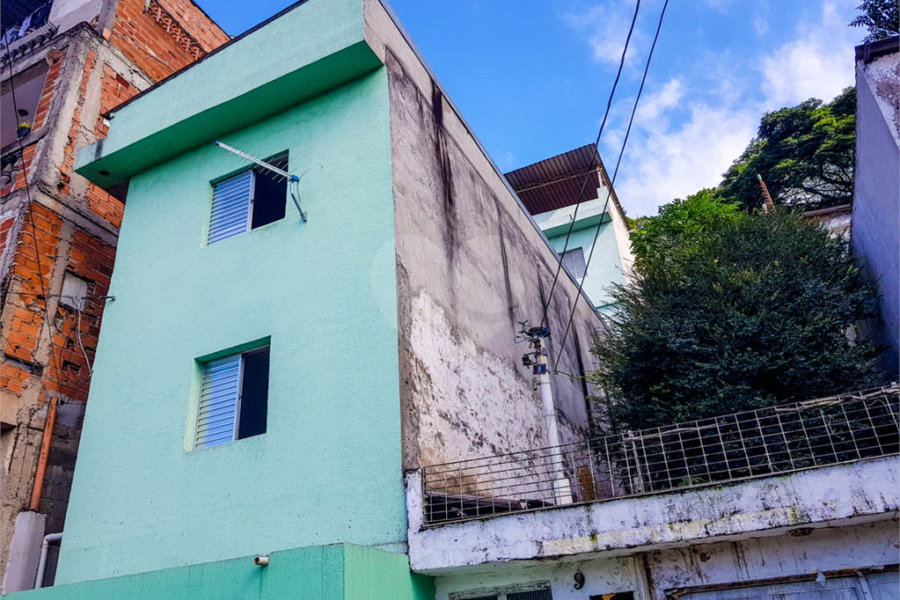 Sobrado para moradia de família grande ou para investidor.