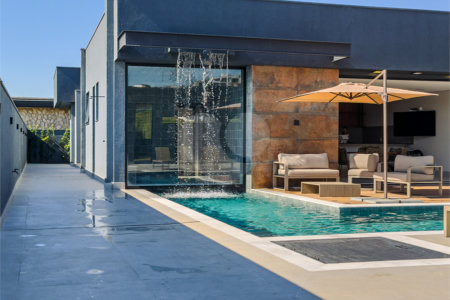 Indaiatuba - Quintas da Terracota - 1252 m² de terreno - casa térrea com 514 m² de área construída -3 vagas de garagem cobertas e 3 descobertas Lavabo - Sala de estar e jantar amplas e integradas - Escritório privativo - Cozinha toda equipada com geladeira, forno, micro-ondas, lava-louças,