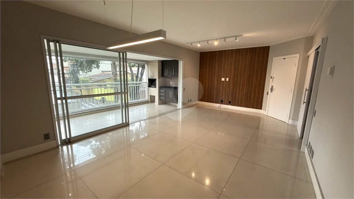 Apartamento de 155 m² com 4 dormitórios, varanda e 2 vagas de garagem. Condomínio com piscinas adulto, infantil e aquecida, lazer e portaria 24 horas.
