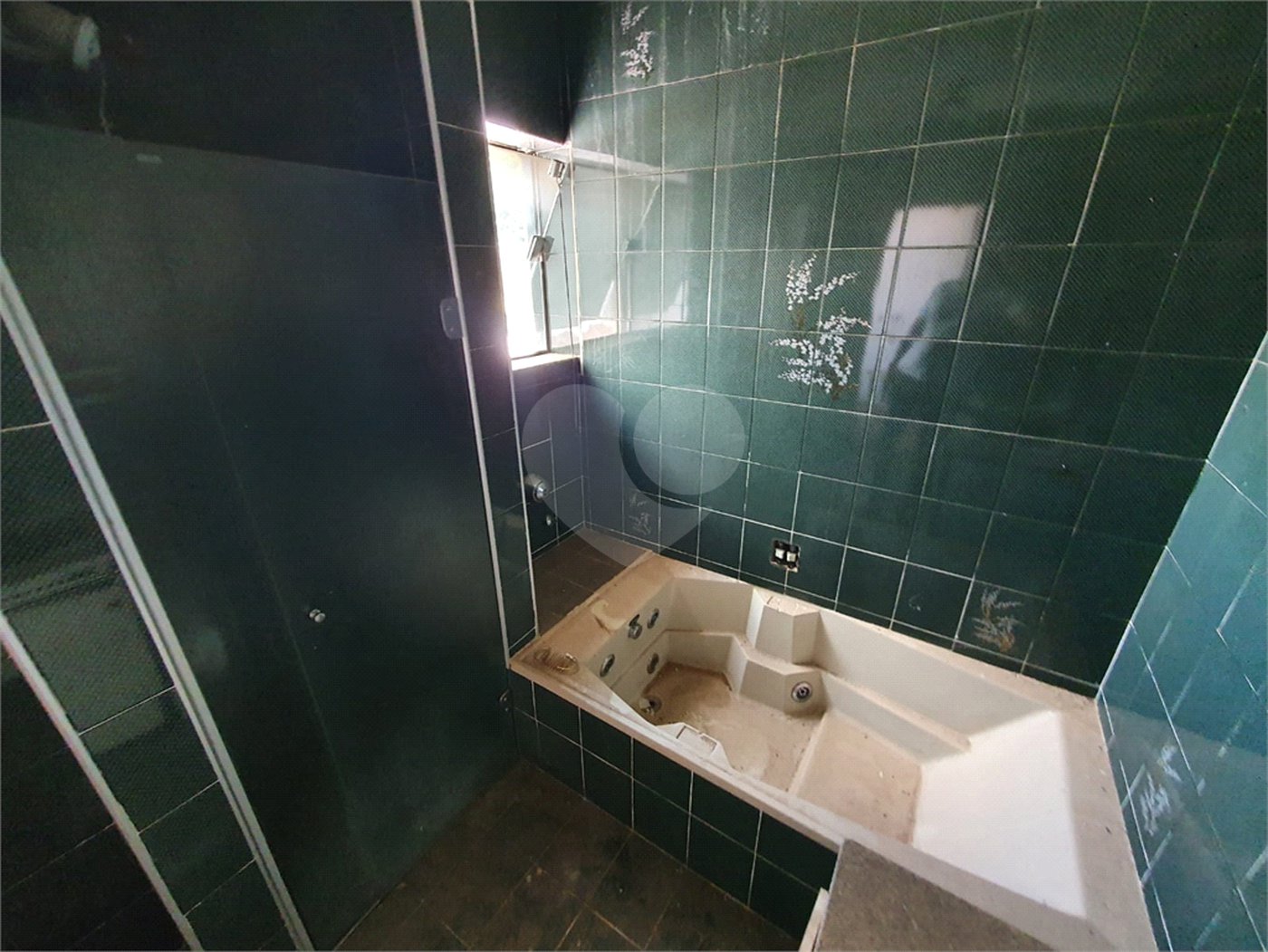 Casa térrea com 5 dormitórios, sendo 2 suítes.