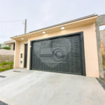 Indaiatuba - Jardim Bom sucesso - Área total: 150m² - Área construída: 115m² - 3 dormitórios sendo 1 suíte com armário planejado;Sala para dois ambientes; Banheiros com box gabinetes e espelhos; Área gourmet com churrasqueira a carvão e móveis planejados; Lavanderia coberta; Ar condicionado na sala