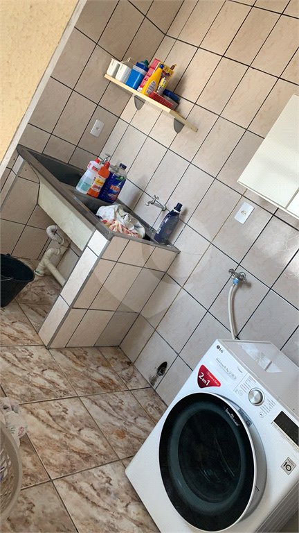 Casa térrea com 3 suítes.