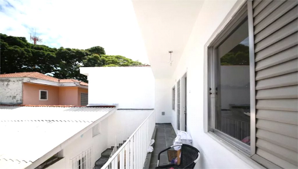 Casa à venda no Campo Belo de 200 metros quadrados, com 3 casas no terreno.