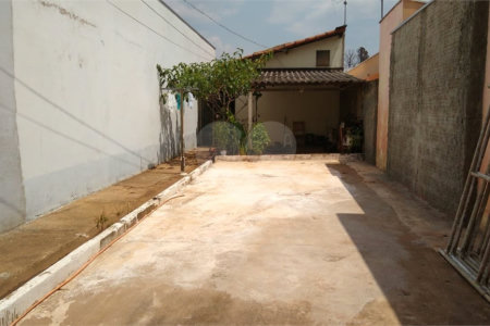 Casa térrea com 2 dormitórios.