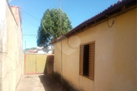 Casa Térrea com 3 dormitórios.