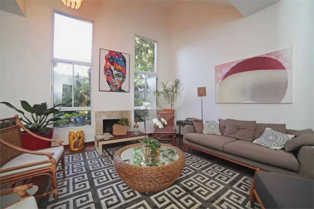 Casa à venda ou para alugar com 5 quartos, sendo 3 suítes, no condomínio Villa Florida, São Paulo - SP
