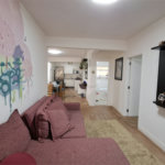 Amplo apartamento à venda totalmente reformado, sala ampliada, quarto, escritório, cozinha integrada e banheiro com box e banheira.