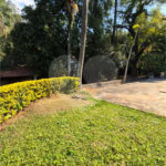 Casa com Piscina, Sauna e Edícula em Rua Arborizada no Tremembé