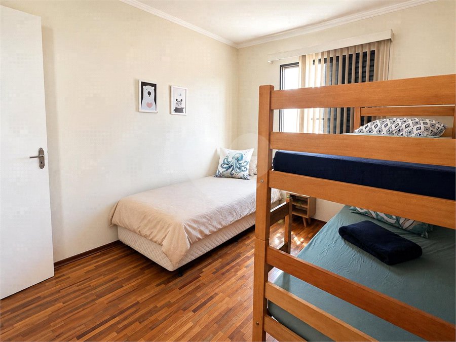 Apartamento á venda no centro com dois dormitórios e sacada.