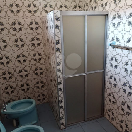 Linda casa no centro com 3 quartos.