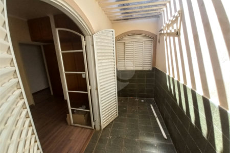 Casa térrea com 3 dormitórios, sendo 1 suíte.