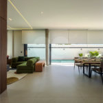 Indaiatuba - Condominio Villa Sapezal - 318 m² de Terreno - 230 m² de Área Construída - 3 suítes, sendo 1 Master com closet planejado - Sala de TV - Sala de estar integrada à Sala de jantar - Cozinha com móveis planejados - Despensa - Escritório planejado - Lavabo - Piscina com preparação para aquec