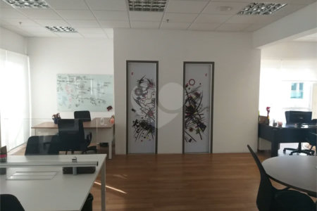 Conjunto comercial duplex à venda na Aclimação. Andar inteiro, puro charme!