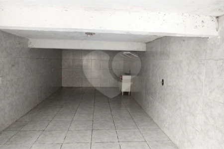 Casa com 180m², 3 dormitórios, 1 vaga, à venda na Vila Scarpelli em Santo André.