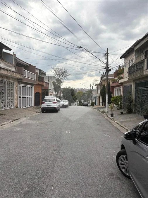 São Paulo - Capital - Bairro Santa Cruz - R4 495.000,00 - Aceita permuta por imóvel na cidade de Indaiatuba- Sp - Sobrado em rua residencial sem saída e com praça particular. O imóvel possui 2 quartos — 1 suíte com dois ambientes e acesso a hall externo. Sala ampla, cozinha com dois ambientes
