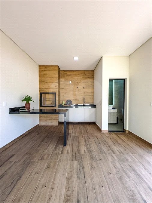 Indaiatuba - Condomínio Milano - Sobrado - 350 m² de terreno - 240 m² de área construída - 4 vagas de garagem, sendo 2 cobertas - Salas de estar e jantar integradas - 3 suítes com closet e varanda no pavimento superior - Escritório no térreo - Espaço gourmet com churrasqueira - Banheiro externo