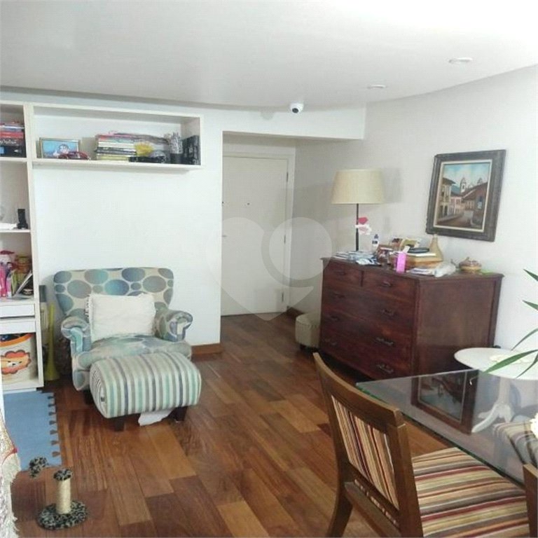 Apartamento na Vila Nova Conceição de 100m2 com 2 dorms, 1 suíte , 3 banheiros, 2 vagas. Estuda permuta.