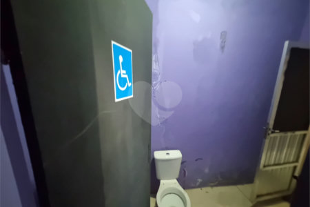 Sobrado 3 quartos e área comercial em baixo.
