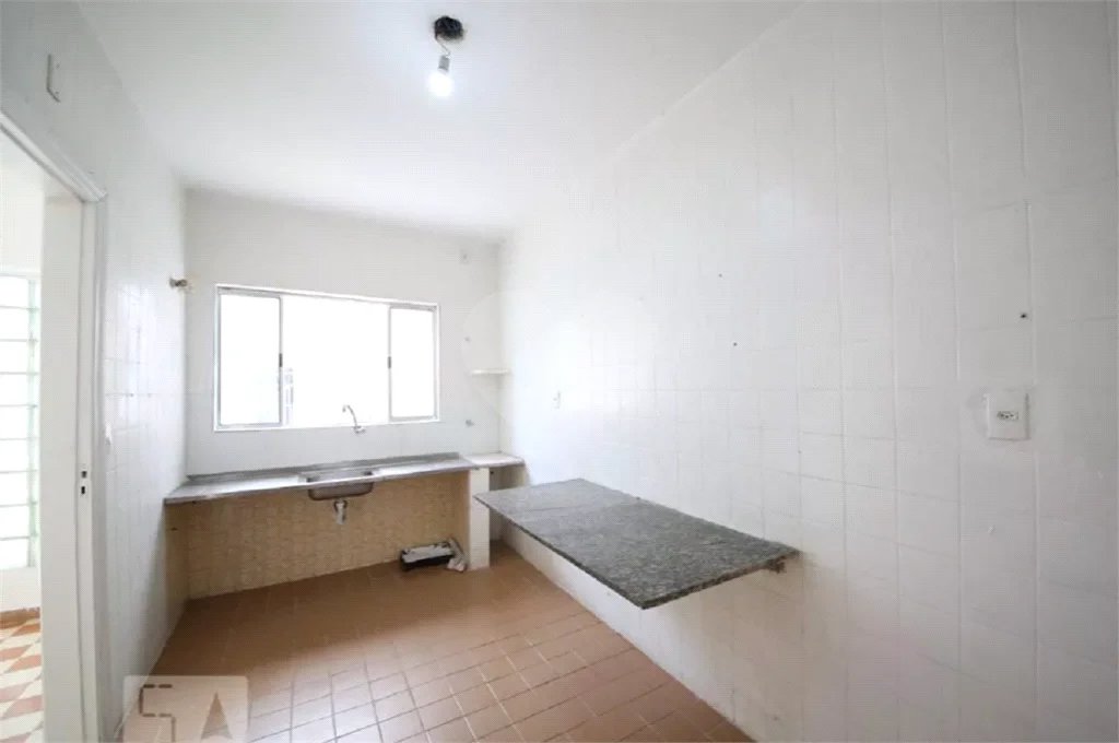 Casa à venda no Campo Belo de 200 metros quadrados, com 3 casas no terreno.