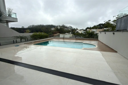 Sobrado de alto padrão no Swiss Park, totalmente reformado, com 4 suítes, piscina, elevador, espaço gourmet, 4 vagas e condomínio com lazer completo.