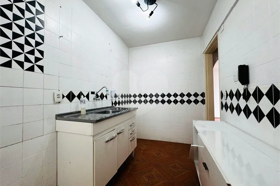 Vende-se Apartamento de 2 Quartos com Sacada na Vila Mascote