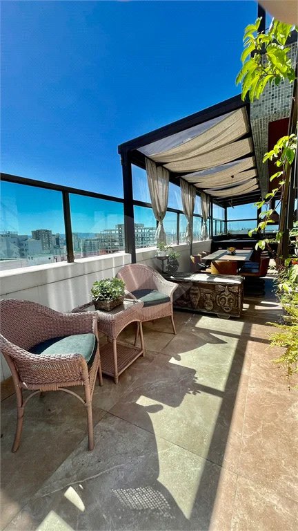 Cobertura à venda na Aclimação de 300m² com 2 vagas.