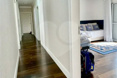 Belíssima casa à venda com 700 m² no Condomínio Tamboré, em Alphaville!!!