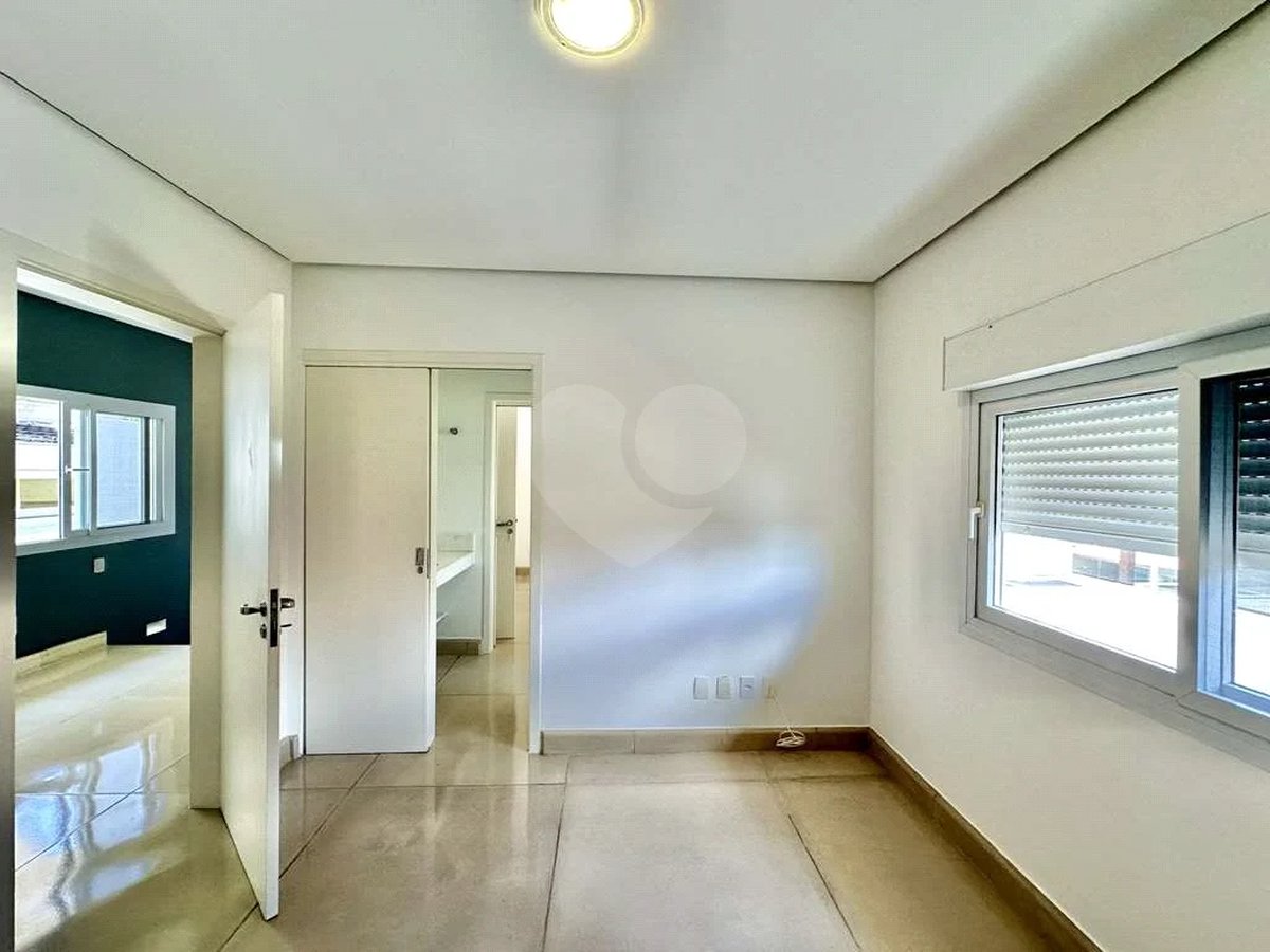 Casa em condomínio Impecável, 4 dorms / 2 suítes, varanda gourmet, piscina, 3 lareiras